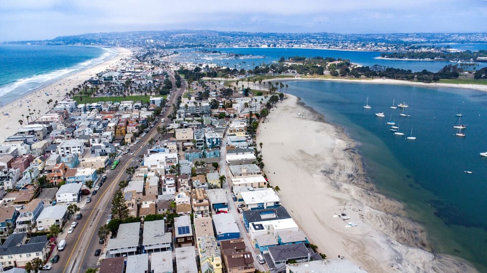 Great location! Between the bay and ocean. Bay views from the window