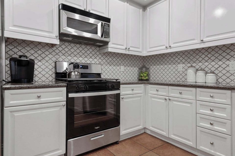 Fully equipped kitchen. Four-burner gas stove. Granite countertops.