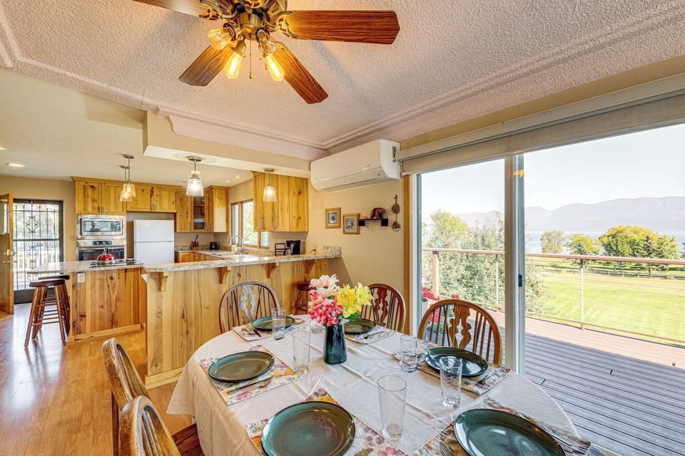 Dining Area | Dishware/Flatware Provided | 1st Floor