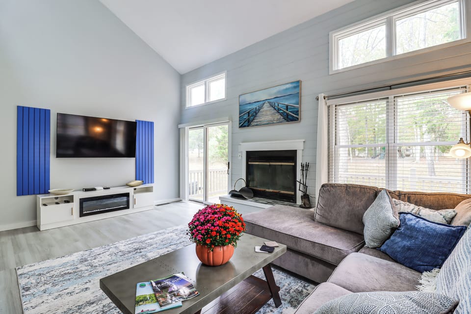 East Stroudsburg Vacation Rental | 2BR | 2BA | 1,417 Sq Ft | Stairs Required