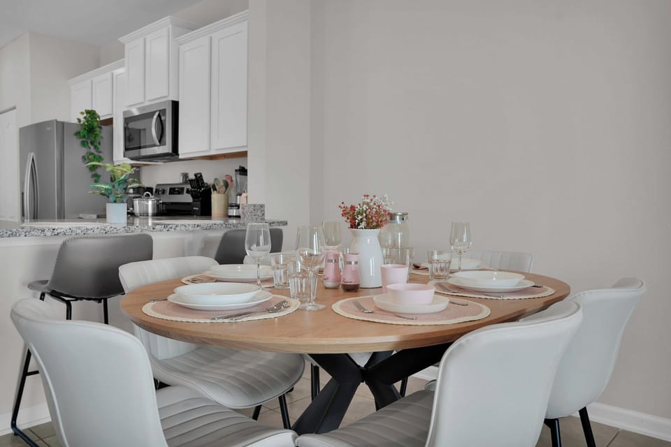 A dining place for 6 with special utensils even for the little ones