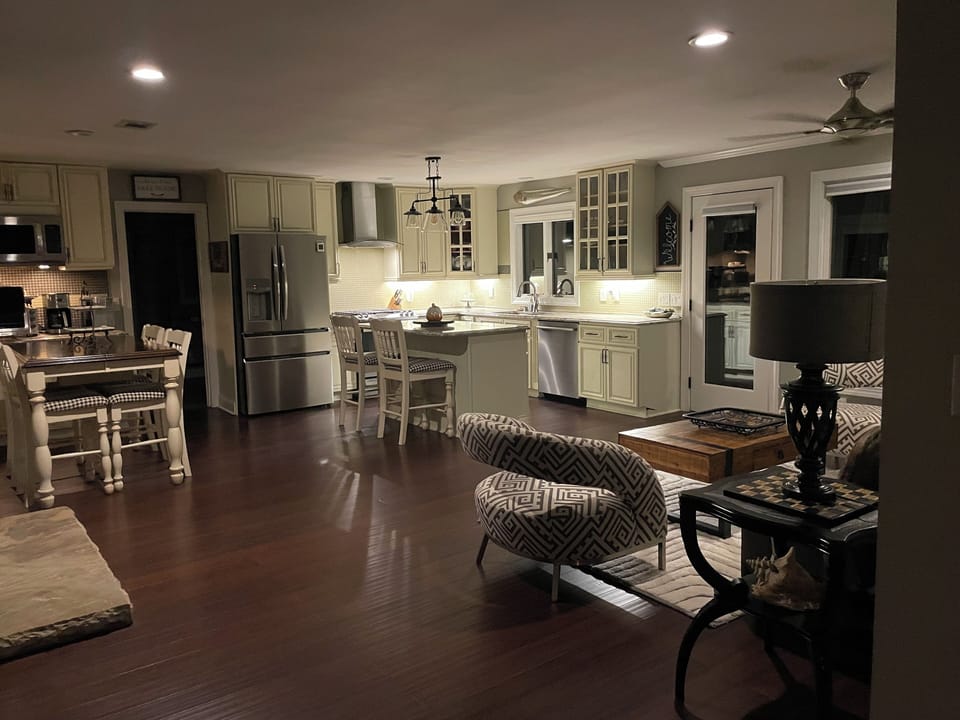Open floor plan, fully equipped kitchen