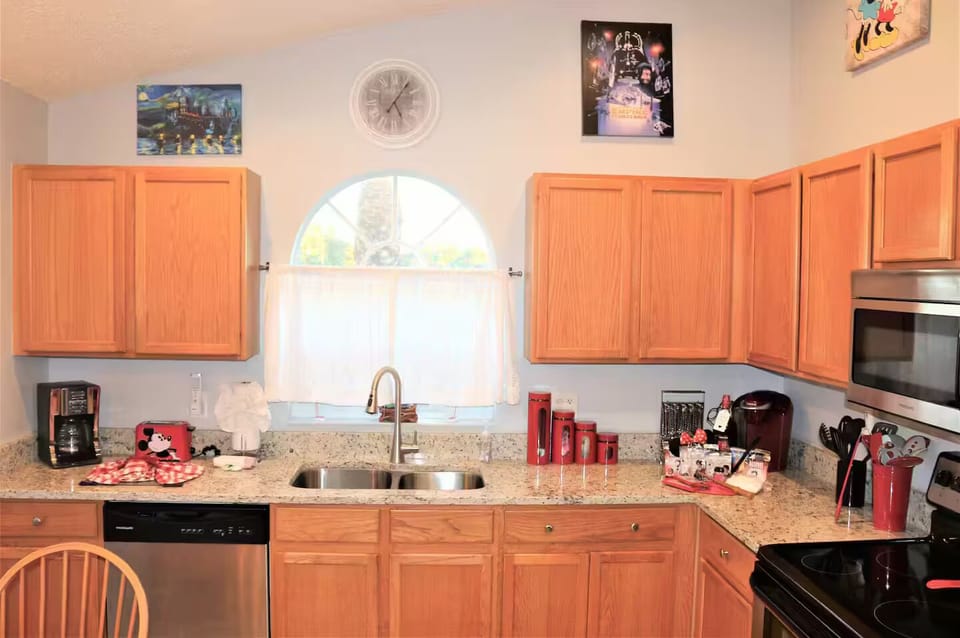 Plenty of counter space to work with. 