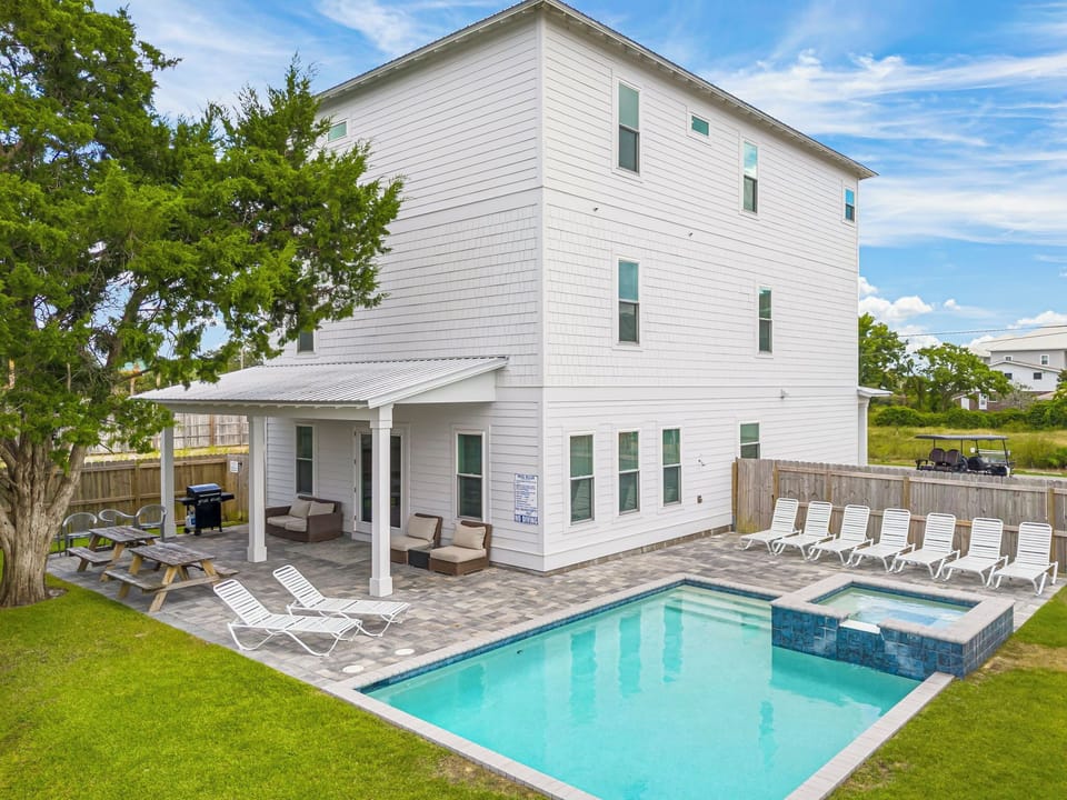 High Tide Palace has a spacious backyard and pool area