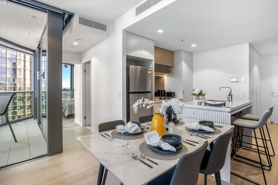 Whip up a feast or a simple snack in the sparkling, fully equipped modern kitchen. Enjoy your creations at the dining table or the handy breakfast bar. With quality appliances and ample space, easy meal prep and enjoyable dining are guaranteed!