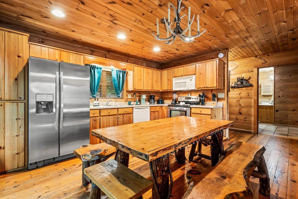 Spacious kitchen and dining—perfect for families and groups.