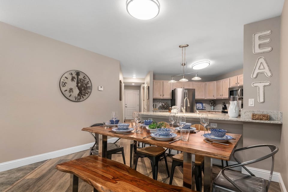 Dinning room table sits 6 people