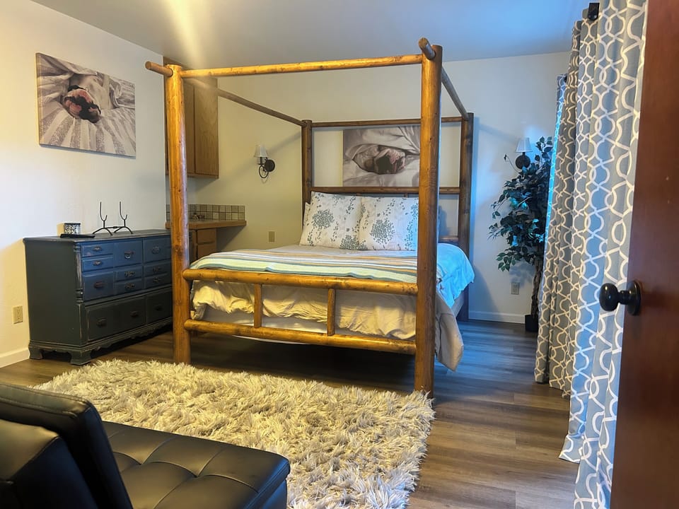 Bedroom 2, queen size bed