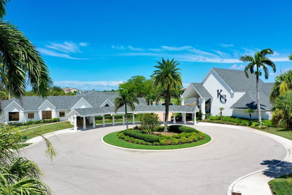 Clubhouse complex - bar, dining room, pro shop, fitness center, business offices