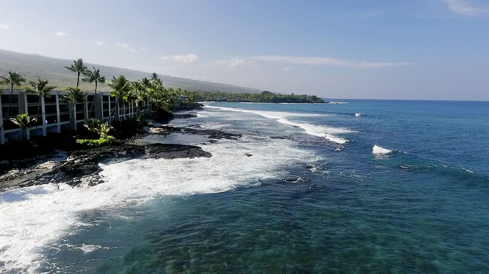 Kona Bali Kai is situated along the Beautiful Kona coast approximately three miles from Kailua Kona town.