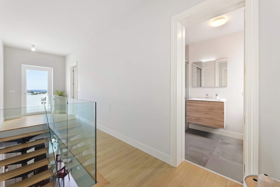 ✨ Sleek hallway with glass details leading to a modern bathroom 🌿. At Miranda al Mar, Costa Teguise, design and comfort are present in every corner 🌴☀️