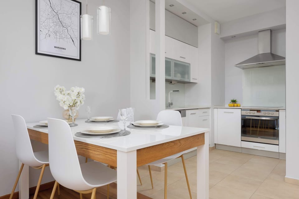 The dining area connected to the kitchen offers a convenient place for meals, always close to freshly prepared dishes.