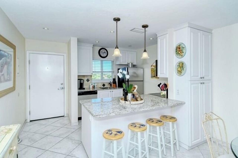 Kitchen Area - Plenty of counter space and extra seating for 4.