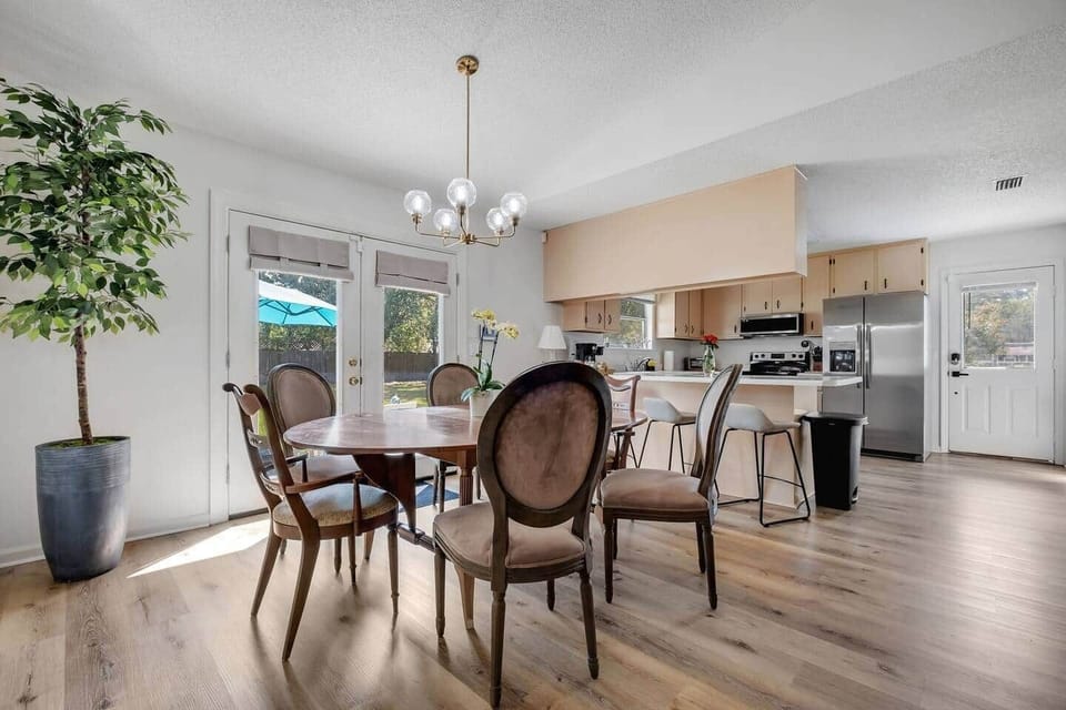 Dining table seats 6 with 4 additional seats at the kitchen peninsular.