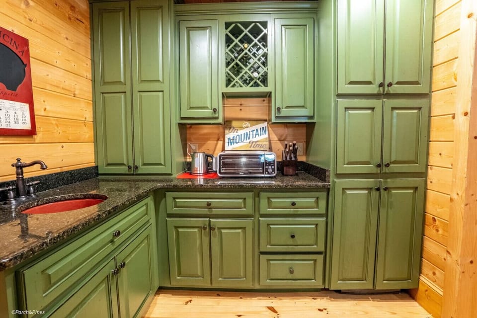 Charming kitchenette with rustic details and all the essentials for a quiet stay in the mountains.