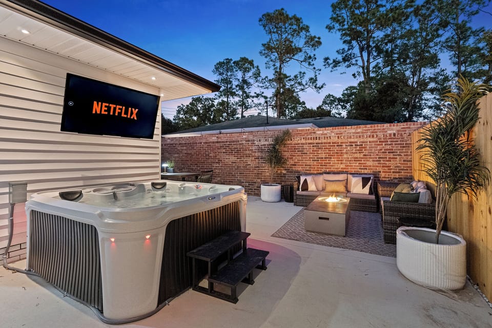 Spacious Hot Tub and Fire Pit