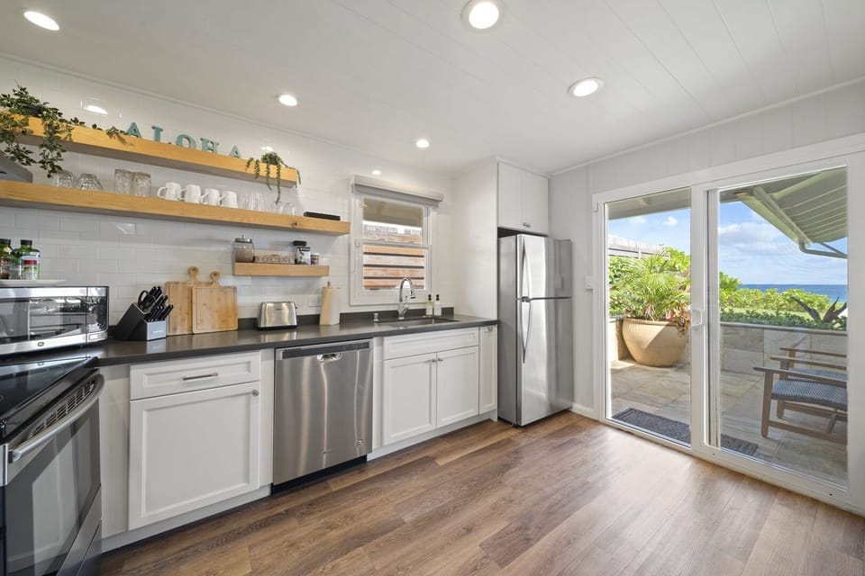 Airy, modern kitchen with garden access and all the essentials to cook with ease.