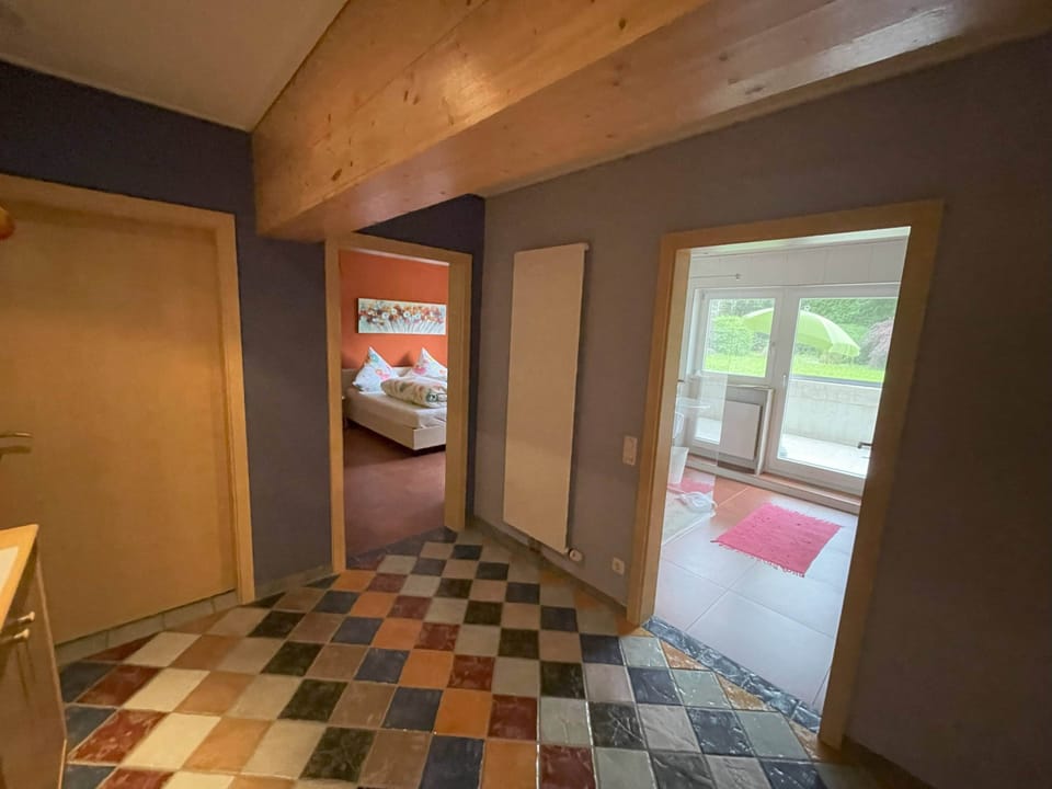 Flur mit Blick ins Bad und Schlafzimmer