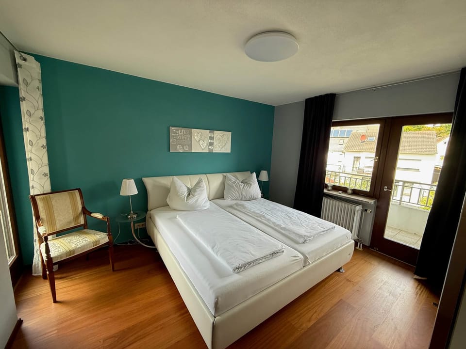 Schlafzimmer 1 mit Zugang zu 2 Balkonen
