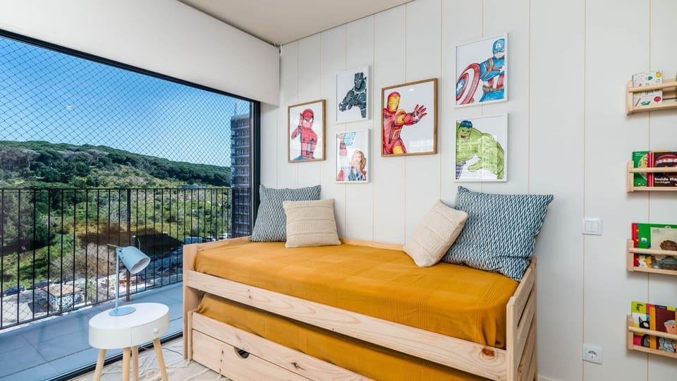 A cheerful, child-friendly bedroom with playful decor and a view of the greenery — perfect for little explorers.
#FamilyFriendly #KidsRoom #Portugal #PT #Miraflores