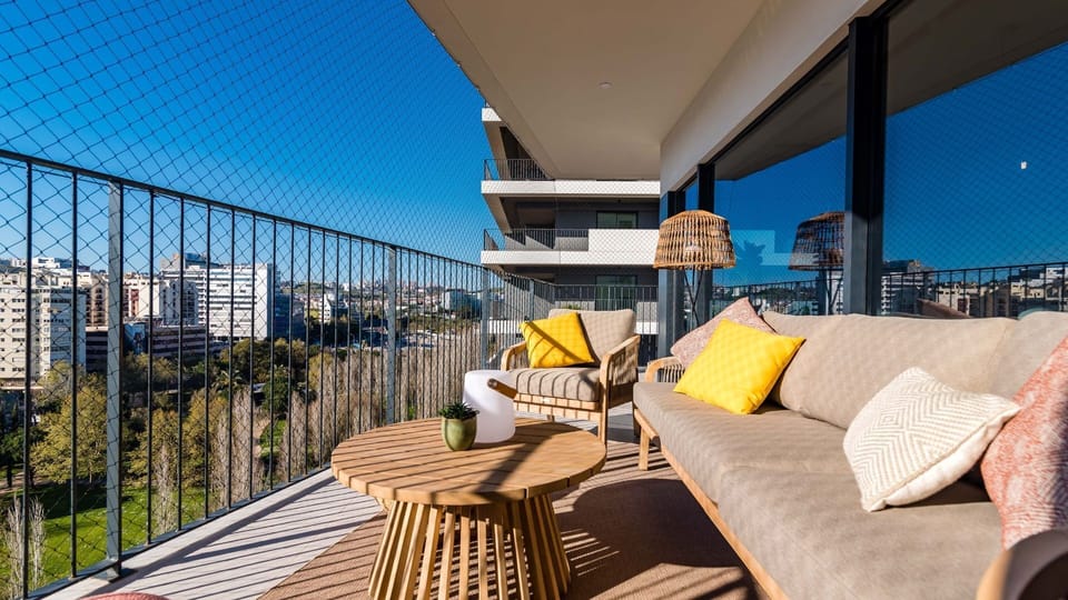 Enjoy a morning coffee or sunset drink on this inviting balcony.
#OutdoorSpace #Balcony #Portugal #PT #Miraflores