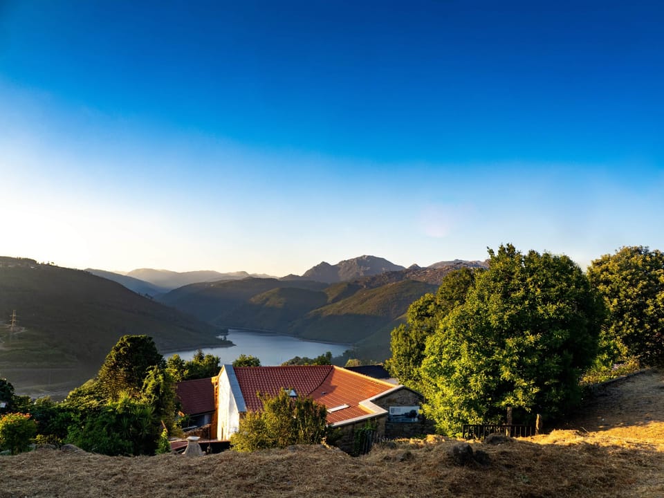 The cottage nestled in nature, with the Alto Lindoso reservoir and mountains as your backdrop.
