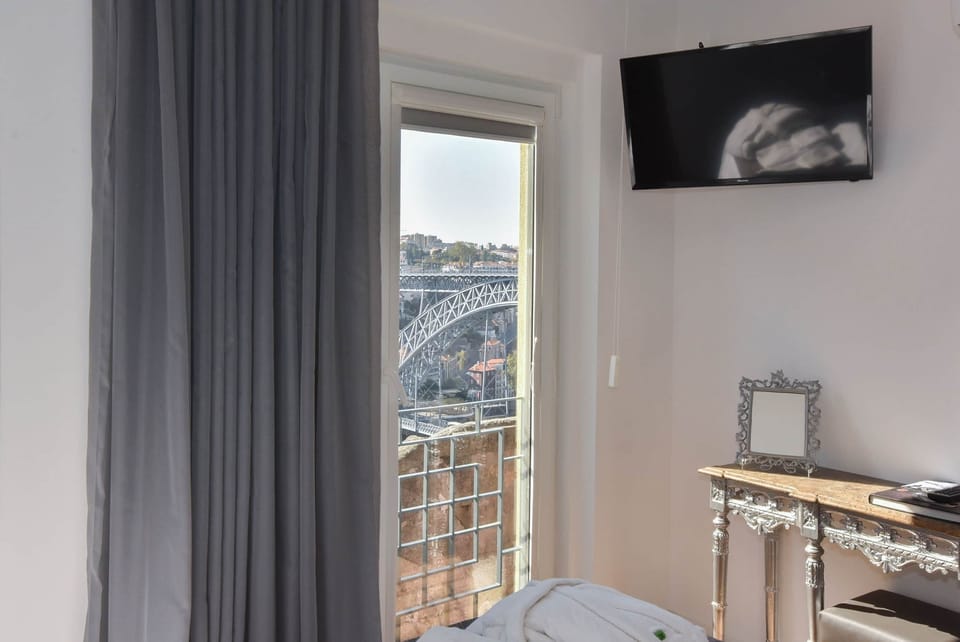 Enjoy your own private view of the iconic Dom Luís I bridge from the bedroom.