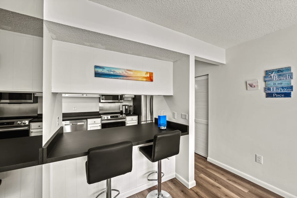 Cozy kitchen counter seating with stylish stools, ideal for casual breakfasts or quick snacks.