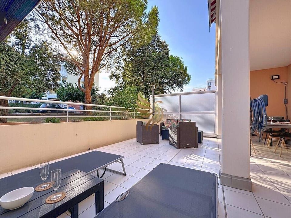 Terrasse avec ambiance cosy, parfaite pour les soirées d`été.