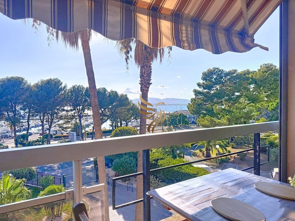Salle à manger d`extérieur, avec une table familiale et 4 chaises, ambiance méditérranéenne, avec store banne.
