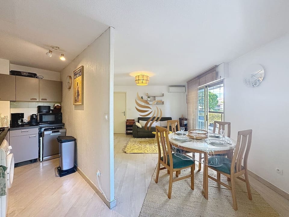 Salle à manger conviviale ouverte sur le salon et donnant accès direct au balcon.
