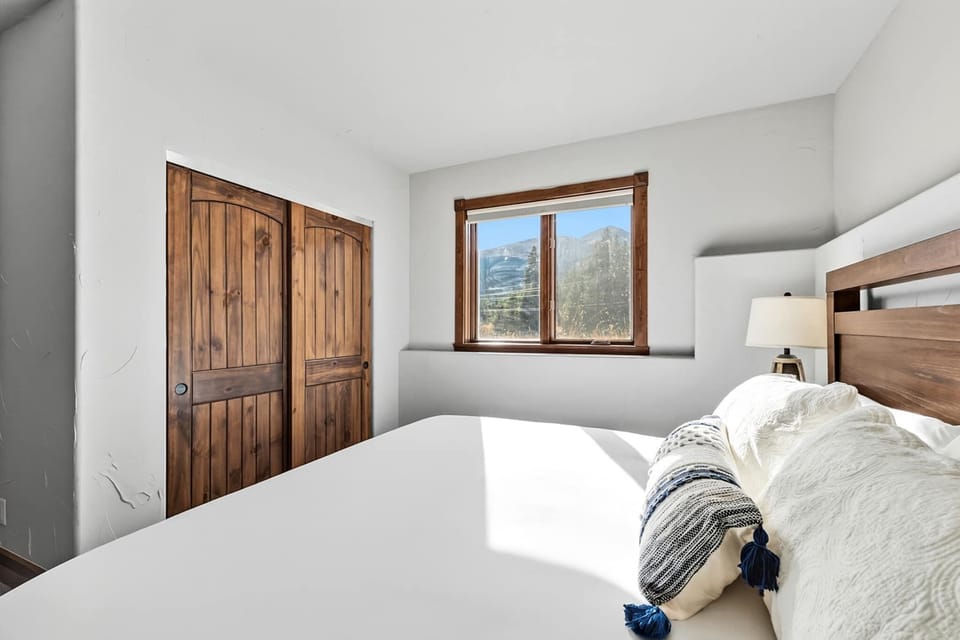 Bedroom 4 (lower floor): King bed