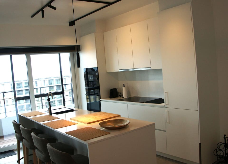 Open kitchen with bar stools, enjoy breakfast together.