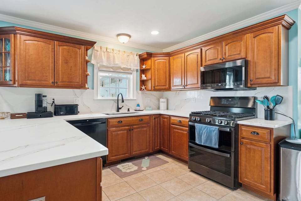 Fully equipped kitchen with all major appliances, including a dishwasher
