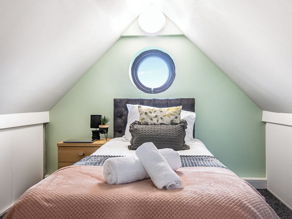 Single bedroom | Tetuan House, Leicester