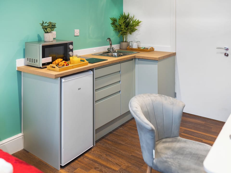 Kitchen area | Hilltop Apartment 8 - Hilltop Apartments, Earl Shilton