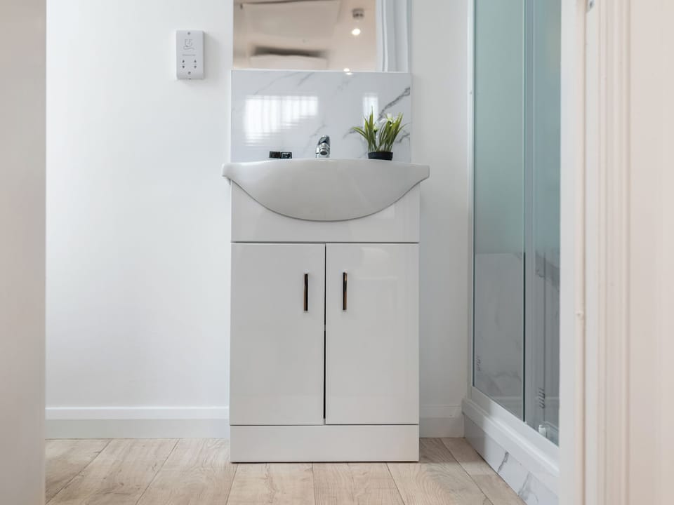 Bathroom | Hilltop Apartment 8 - Hilltop Apartments, Earl Shilton