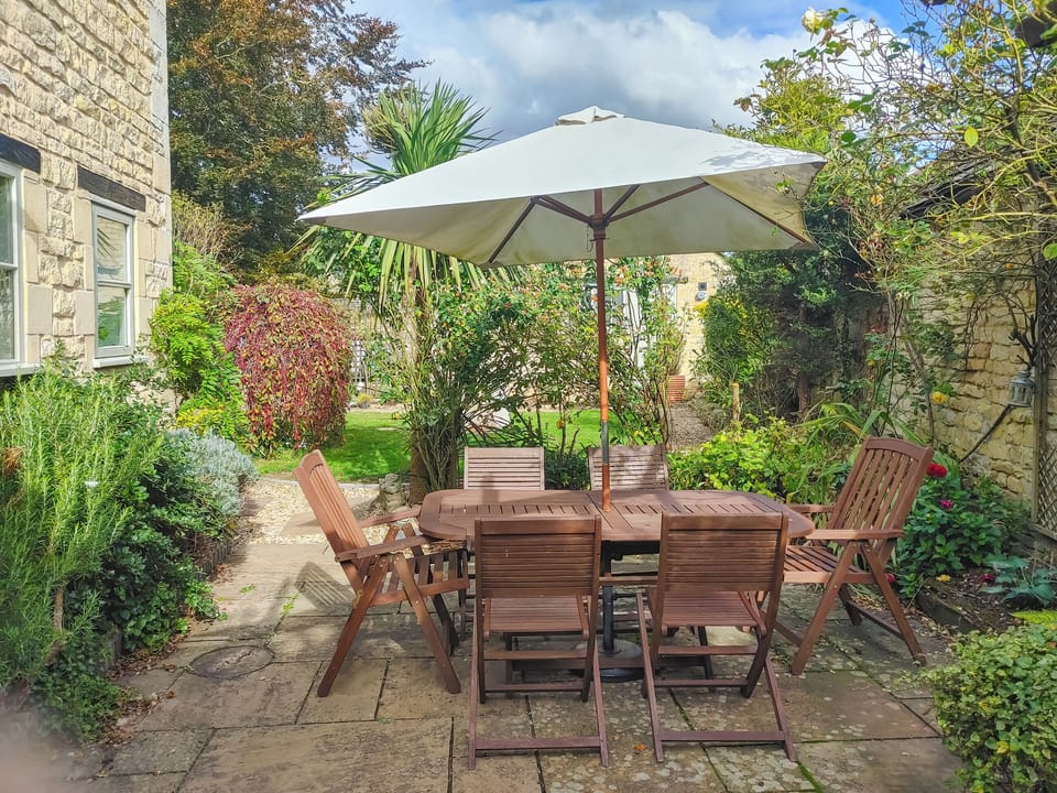 Sitting-out-area | Crown House, Tinwell