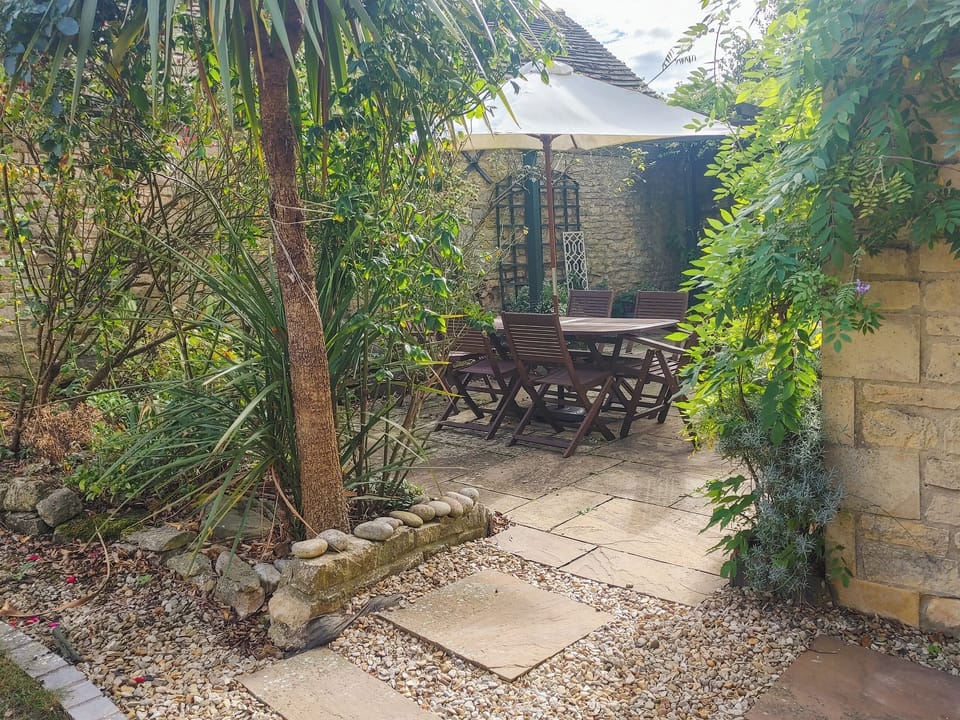 Sitting-out-area | Crown House, Tinwell