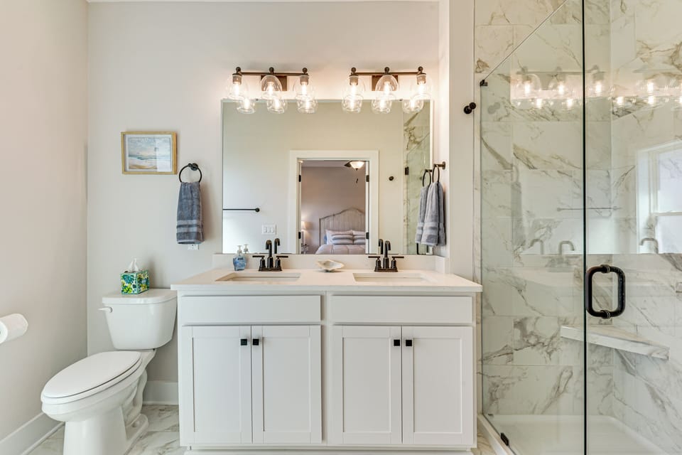 Full Bathroom | 1st Floor | Towels Provided