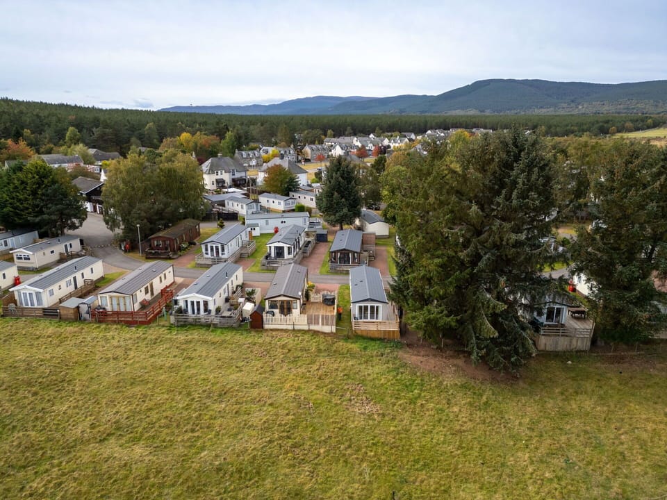 Mountainous Landforms, Snow, Mountain, Town, Winter, Mountain Range, Glacial Landform, Freezing, Hill Station, Slope
