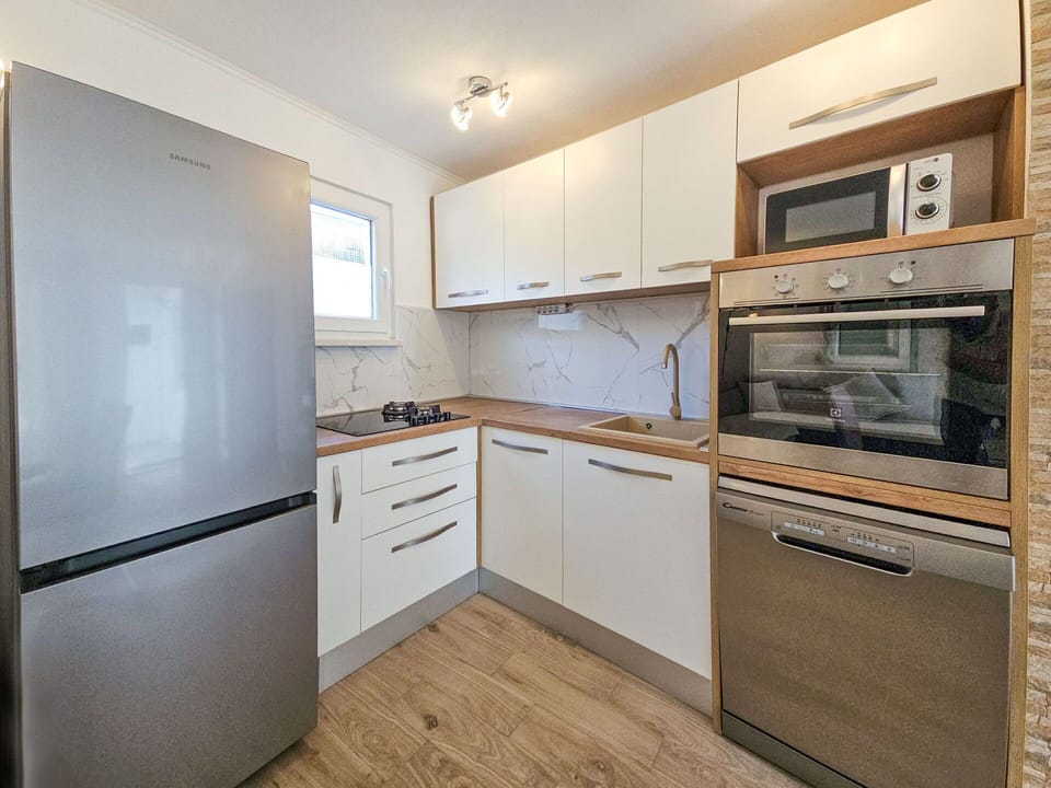 Kitchen Appliance, Kitchen, Countertop, Cabinetry, Major Appliance, Flooring, Interior Design, Wood, Home Appliance, Floor