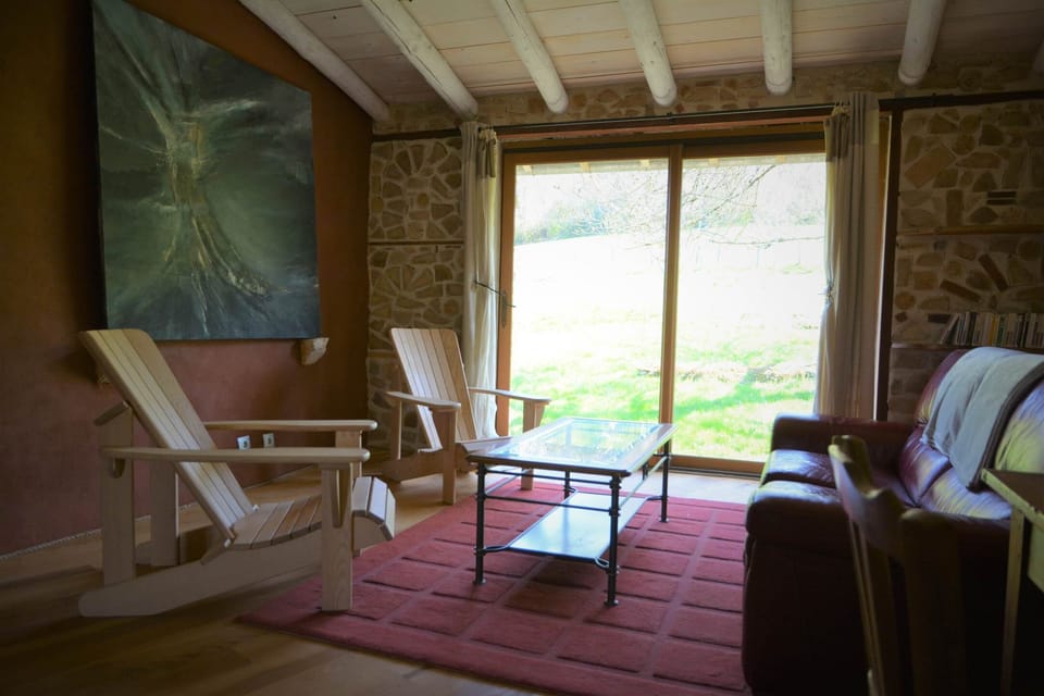 Espace salon de la chambre "Le Frêne" du gîte de l'atelier de l'arbre-lune, Jura