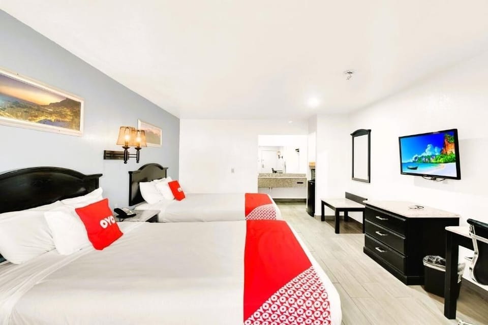 Bedroom with 2 Queen Beds