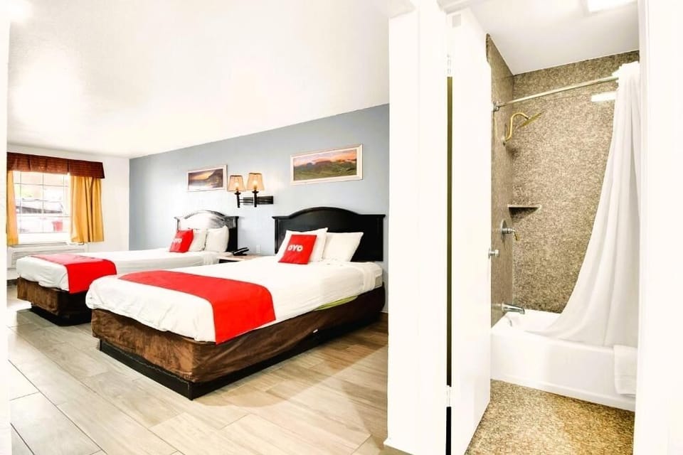 Bedroom with 2 Queen Beds
