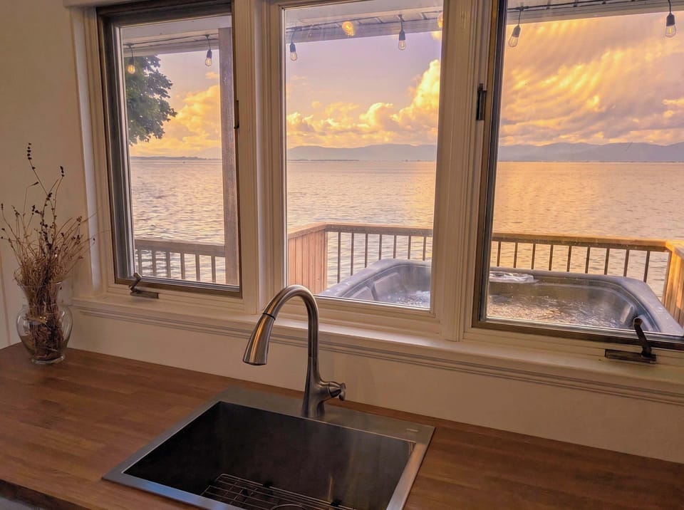 Cuisine avec vue : laissez-vous inspirer par la vue imprenable sur l’eau pendant que vous cuisinez. Entièrement équipée et moderne, cette cuisine transforme chaque repas en un vrai moment de plaisir et de convivialité.