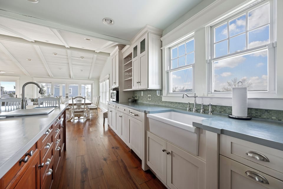 Kitchen with 2 Sinks