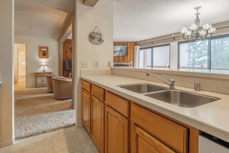 Fully equipped kitchen w/ a breakfast bar & modern appliances