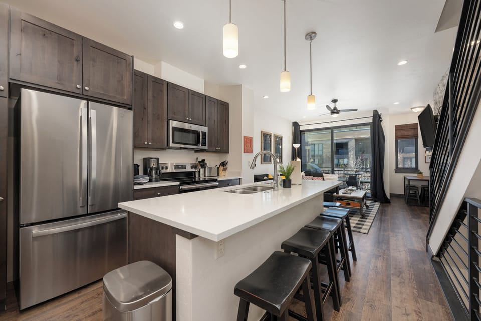 Kitchen - Kitchen island with seating for 6 people