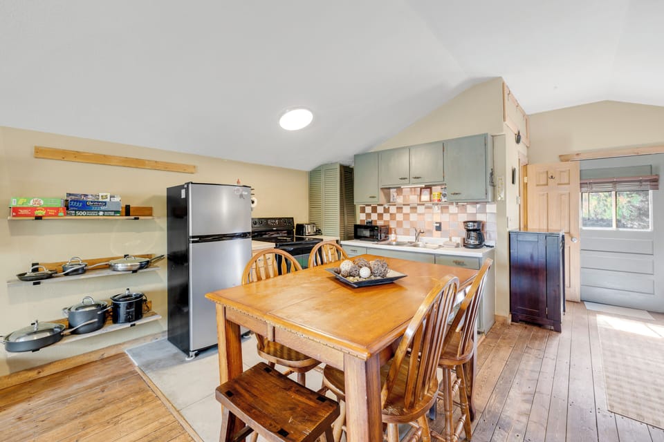 Dining table that feeds right into the Kitchen area
